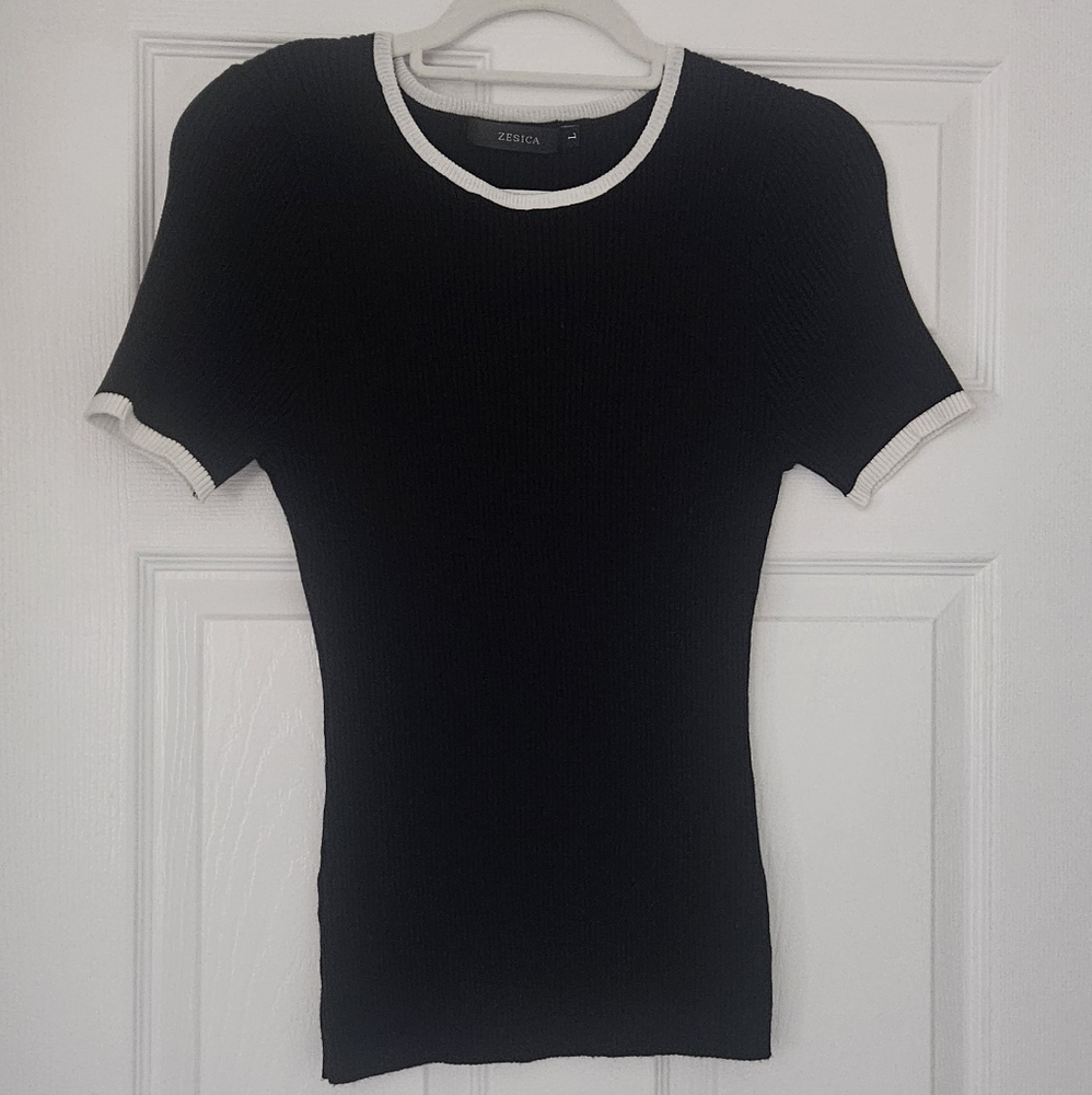 Black tshirt white collar